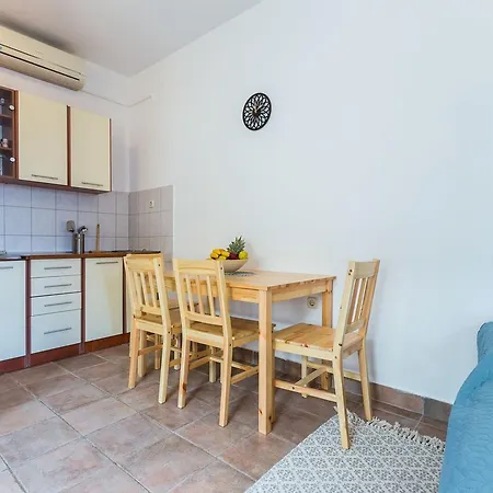 Apartment Ivan Near Beach *